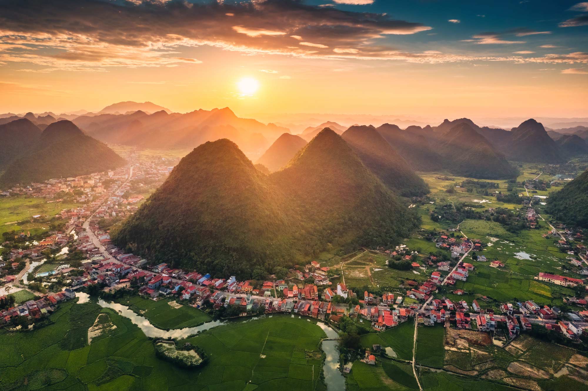 Montañas y paisaje verde en el atardecer de yangsho
